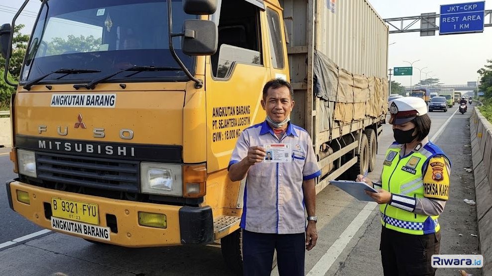 Ilustrasi persyaratan SIM B I untuk kendaraan angkutan barang dan penumpang berukuran besar dibuat dengan bantuan Gemini AI